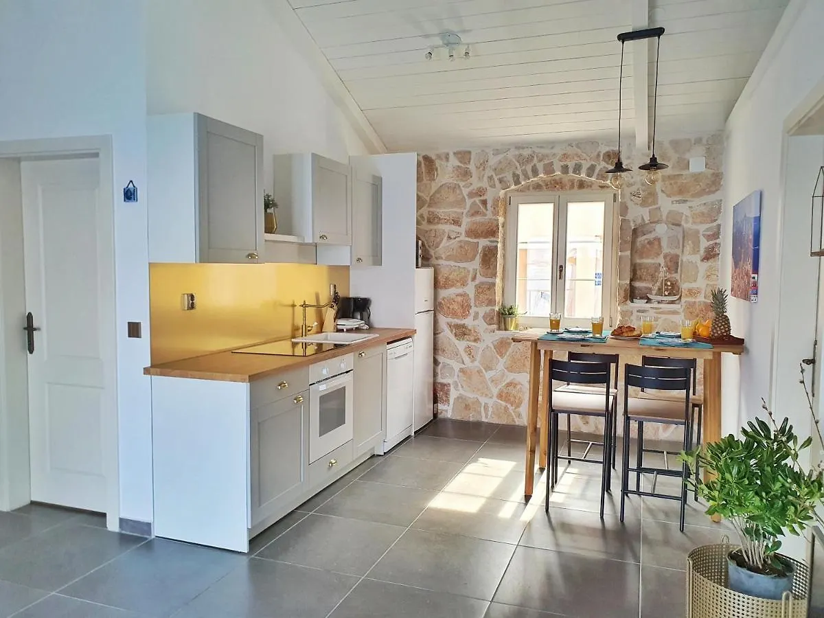 Villa Pearl Of Kali - Seafront Apartment